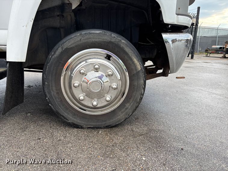 image for item EE4152 2007 Chevrolet C5500 bucket truck