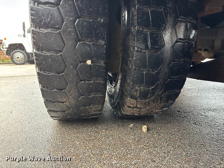 image for item EE4152 2007 Chevrolet C5500 bucket truck