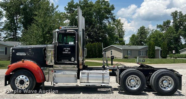 image for item EF2072 2000 Kenworth  W900 semi truck