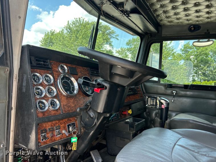 image for item EF2072 2000 Kenworth  W900 semi truck