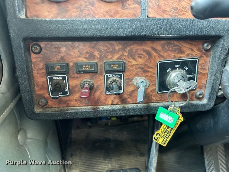 image for item EF2072 2000 Kenworth  W900 semi truck