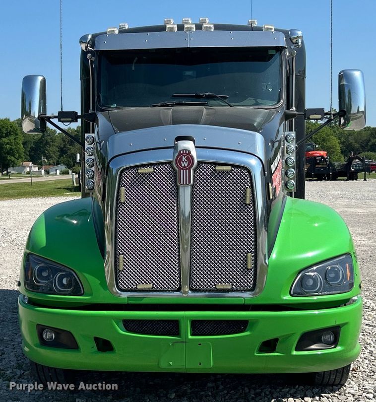 image for item EF2075 2016 Kenworth  T600 semi truck