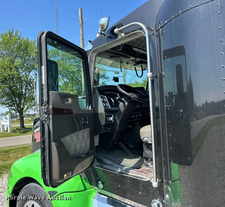 image for item EF2075 2016 Kenworth  T600 semi truck