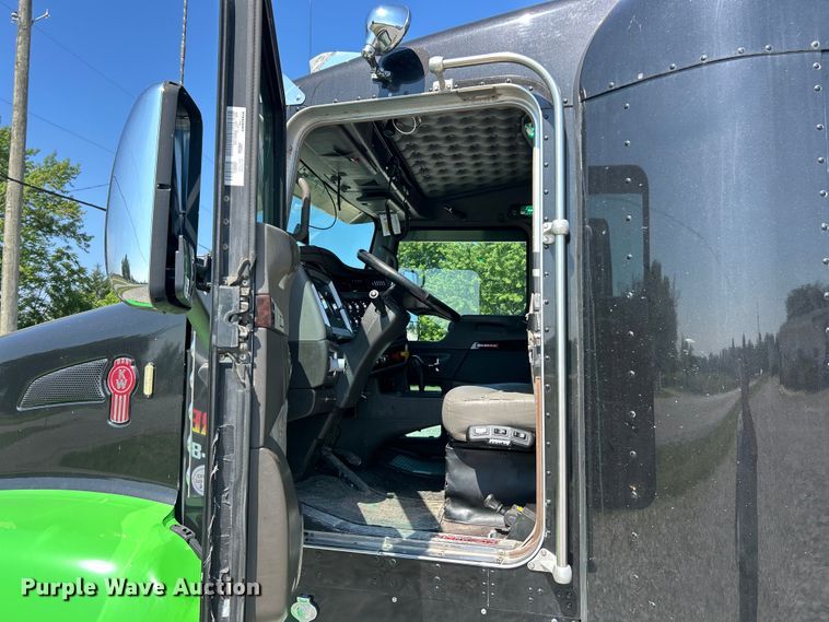 image for item EF2075 2016 Kenworth  T600 semi truck