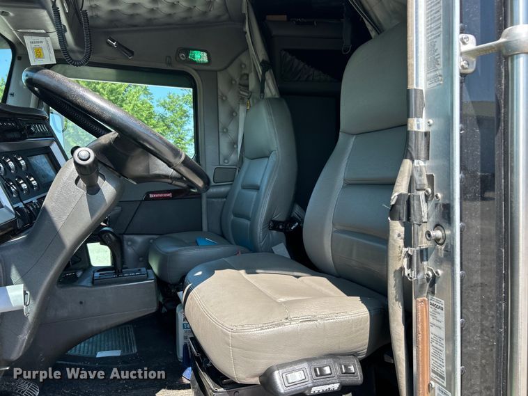 image for item EF2075 2016 Kenworth  T600 semi truck