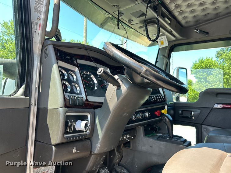 image for item EF2075 2016 Kenworth  T600 semi truck