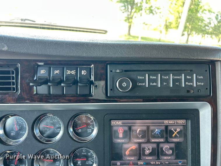 image for item EF2075 2016 Kenworth  T600 semi truck