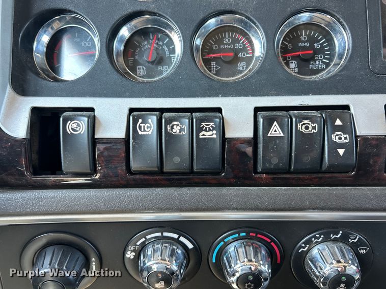 image for item EF2075 2016 Kenworth  T600 semi truck