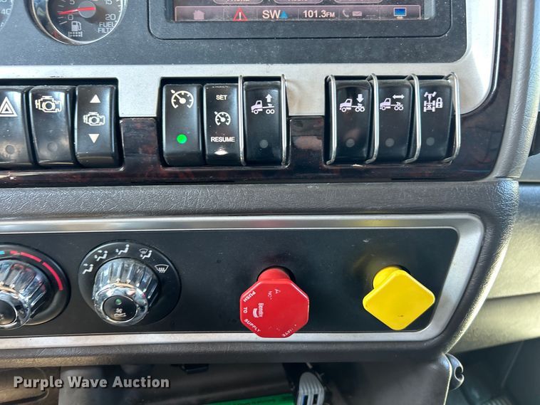 image for item EF2075 2016 Kenworth  T600 semi truck