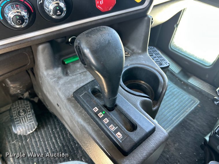 image for item EF2075 2016 Kenworth  T600 semi truck