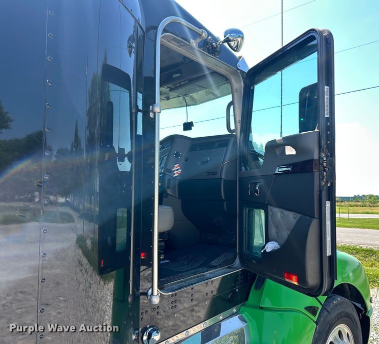 image for item EF2075 2016 Kenworth  T600 semi truck