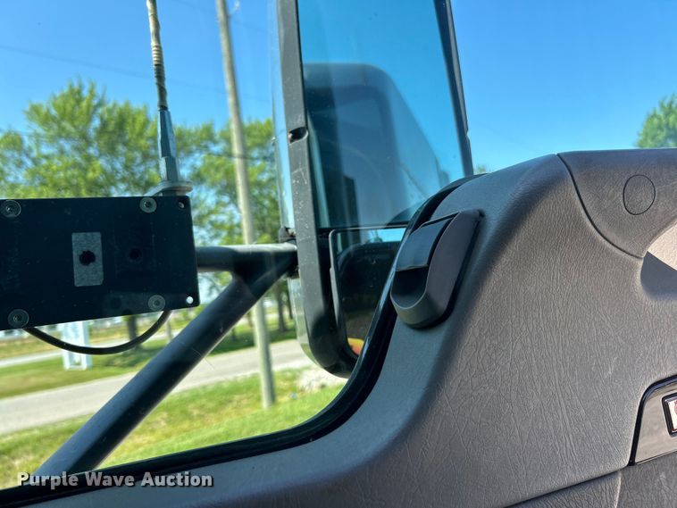 image for item EF2075 2016 Kenworth  T600 semi truck