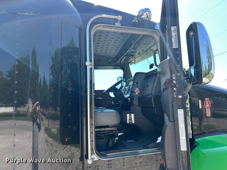 image for item EF2075 2016 Kenworth  T600 semi truck