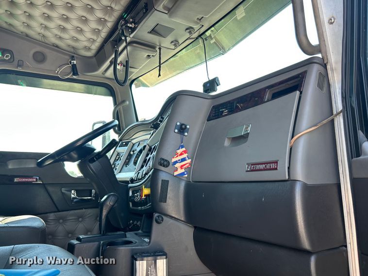 image for item EF2075 2016 Kenworth  T600 semi truck