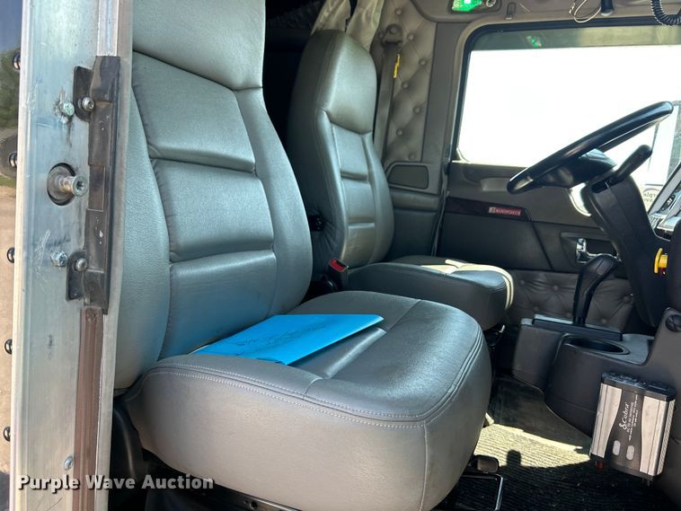 image for item EF2075 2016 Kenworth  T600 semi truck