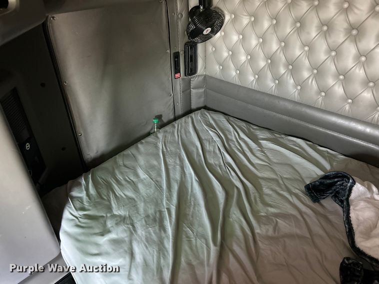 image for item EF2075 2016 Kenworth  T600 semi truck