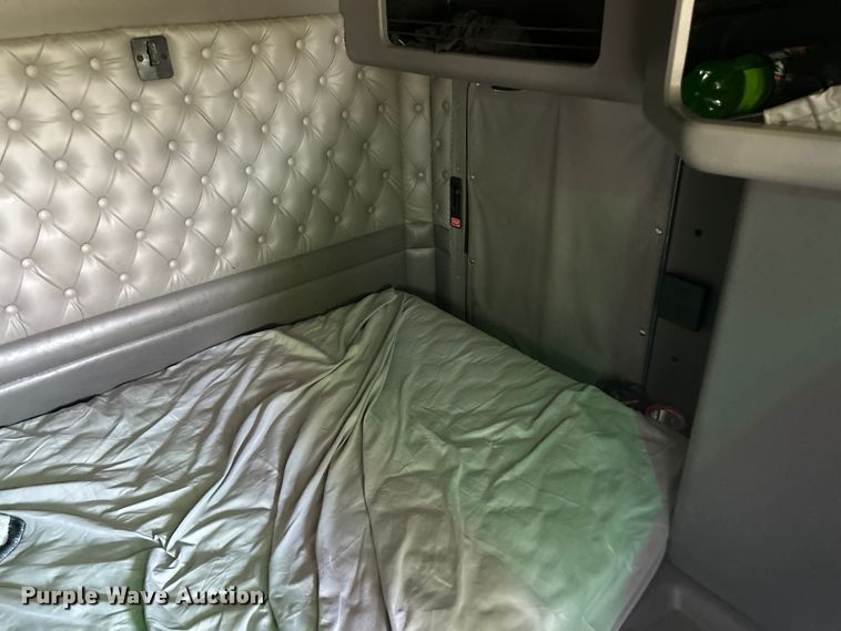 image for item EF2075 2016 Kenworth  T600 semi truck