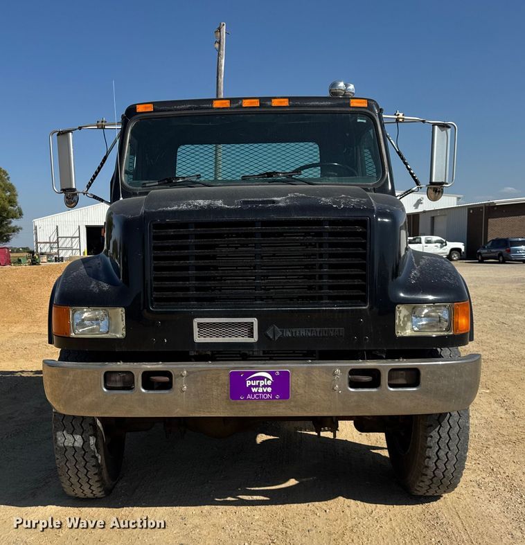 image for item EF2186 1995 International 4800 flatbed truck