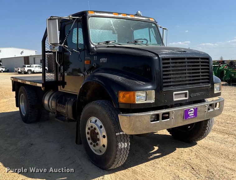 image for item EF2186 1995 International 4800 flatbed truck