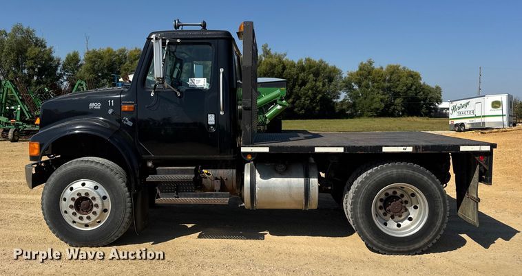 image for item EF2186 1995 International 4800 flatbed truck