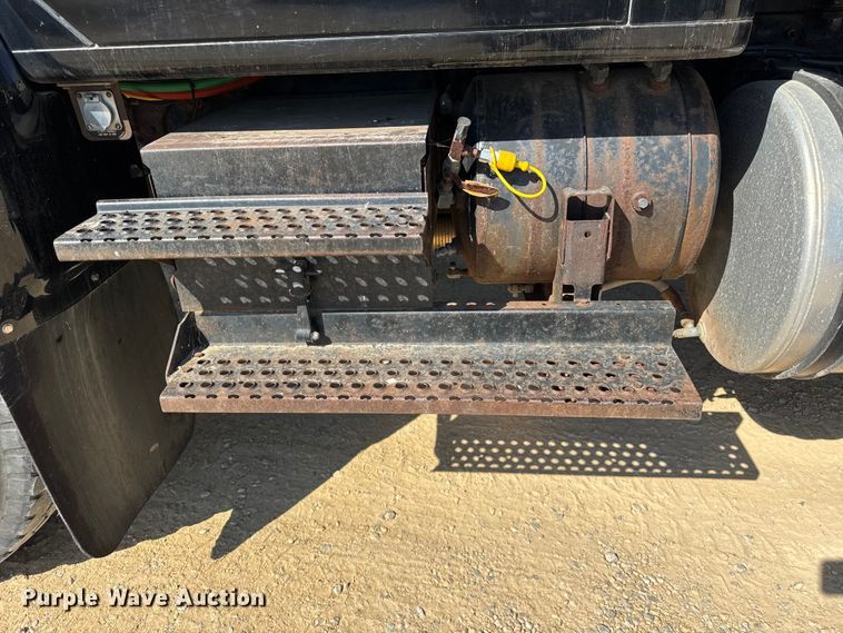 image for item EF2186 1995 International 4800 flatbed truck