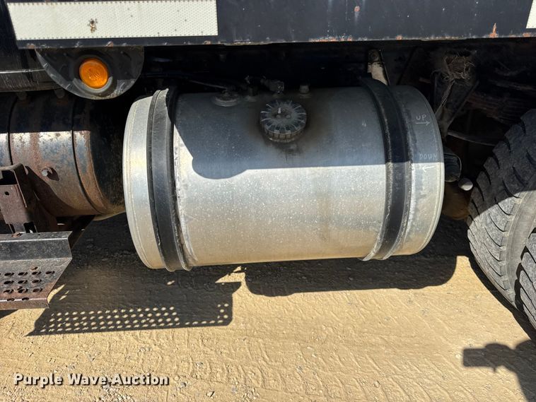 image for item EF2186 1995 International 4800 flatbed truck