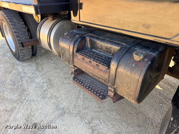 image for item EF2186 1995 International 4800 flatbed truck