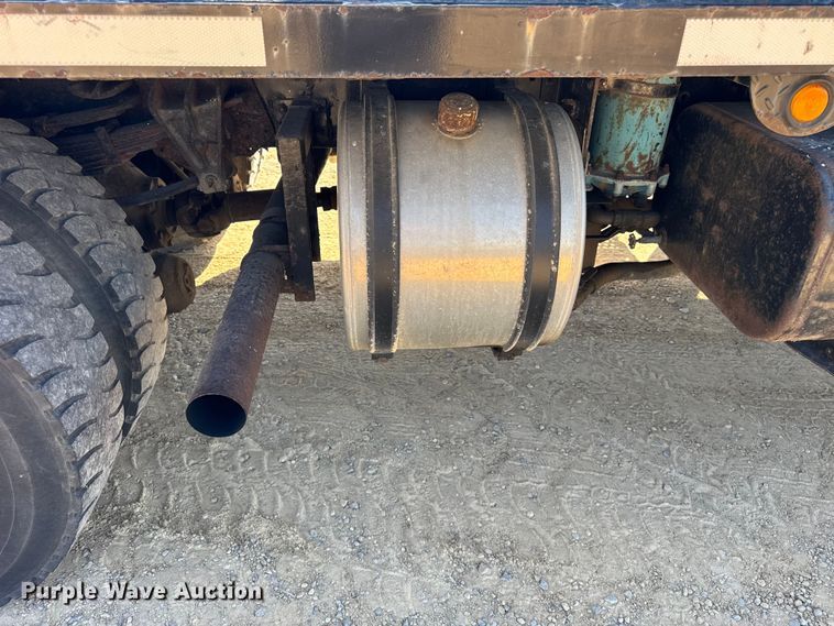 image for item EF2186 1995 International 4800 flatbed truck