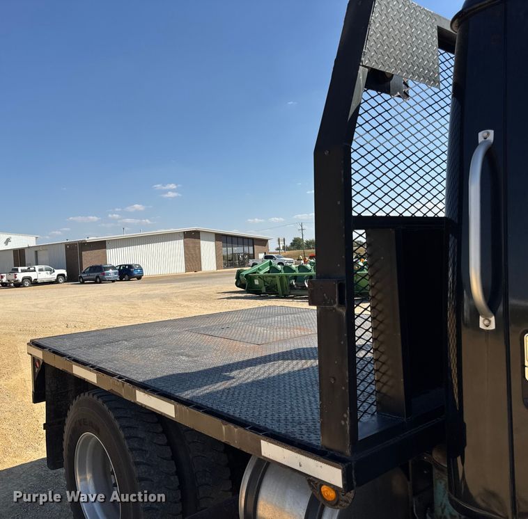 image for item EF2186 1995 International 4800 flatbed truck