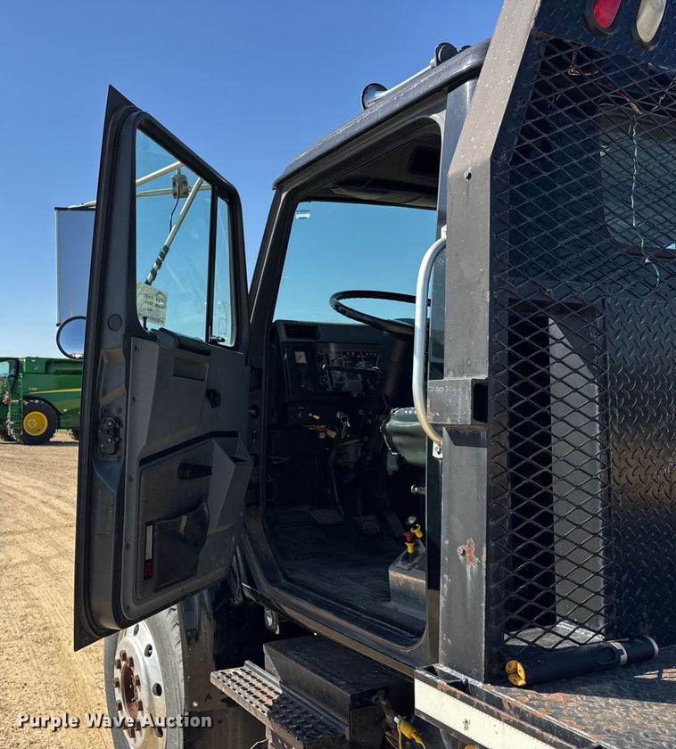 image for item EF2186 1995 International 4800 flatbed truck