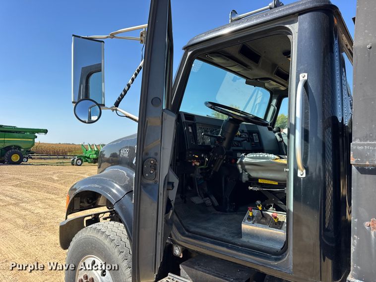 image for item EF2186 1995 International 4800 flatbed truck