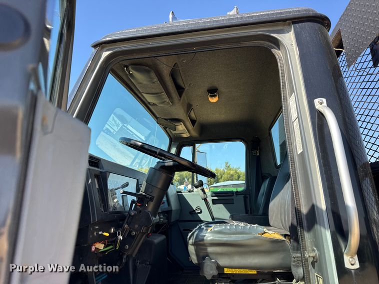 image for item EF2186 1995 International 4800 flatbed truck