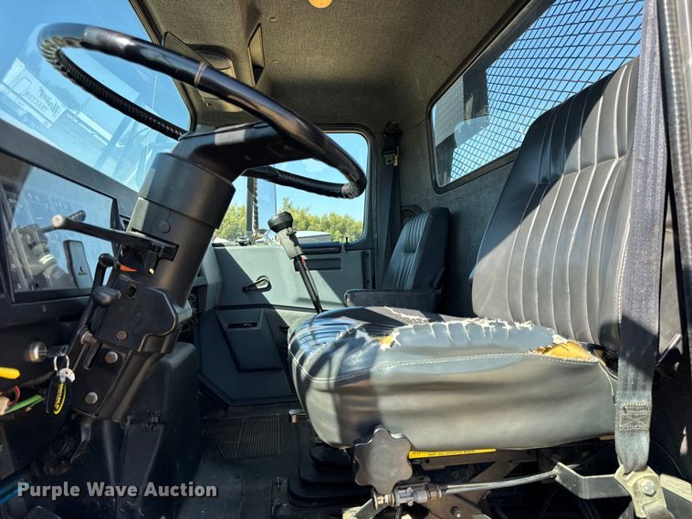 image for item EF2186 1995 International 4800 flatbed truck