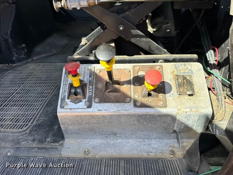 image for item EF2186 1995 International 4800 flatbed truck