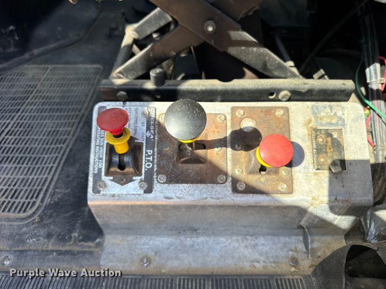 image for item EF2186 1995 International 4800 flatbed truck