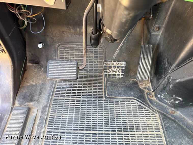 image for item EF2186 1995 International 4800 flatbed truck