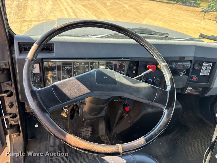 image for item EF2186 1995 International 4800 flatbed truck