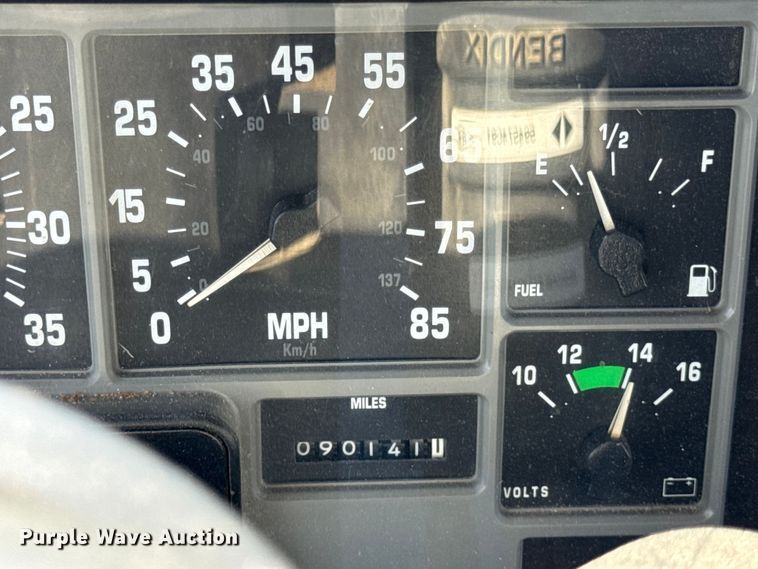 image for item EF2186 1995 International 4800 flatbed truck