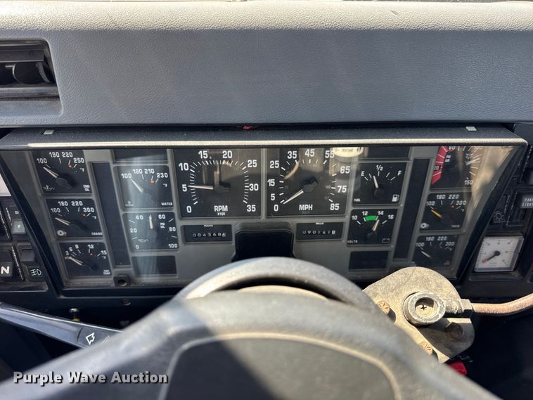 image for item EF2186 1995 International 4800 flatbed truck