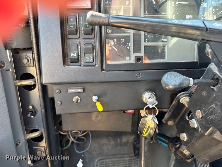 image for item EF2186 1995 International 4800 flatbed truck