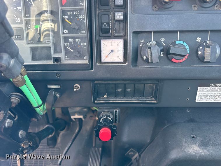 image for item EF2186 1995 International 4800 flatbed truck