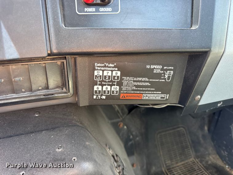 image for item EF2186 1995 International 4800 flatbed truck