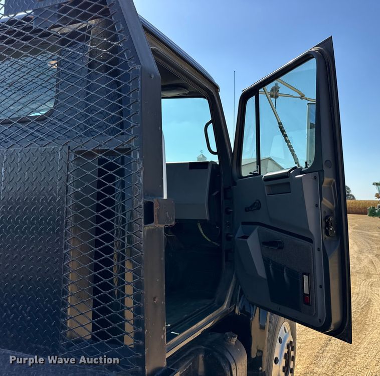 image for item EF2186 1995 International 4800 flatbed truck