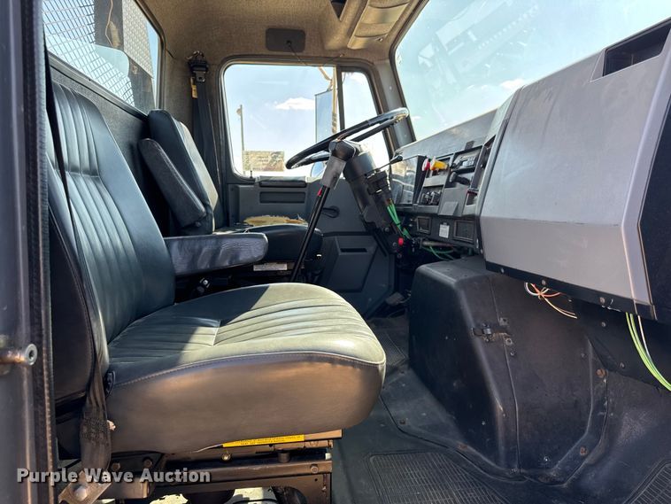 image for item EF2186 1995 International 4800 flatbed truck