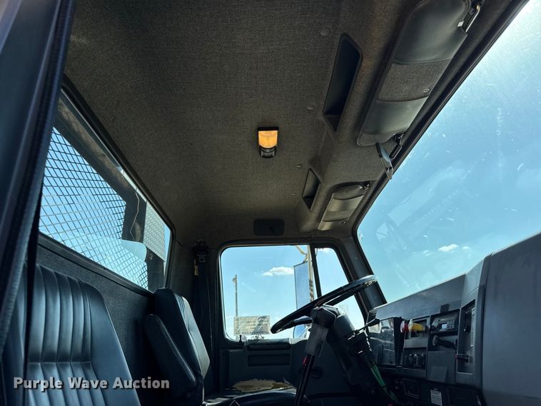 image for item EF2186 1995 International 4800 flatbed truck