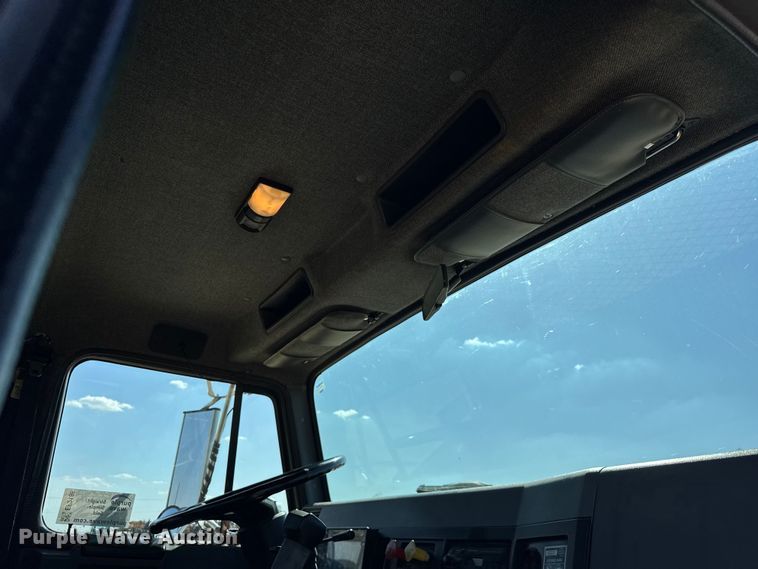 image for item EF2186 1995 International 4800 flatbed truck