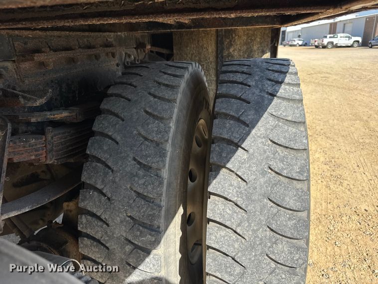 image for item EF2186 1995 International 4800 flatbed truck