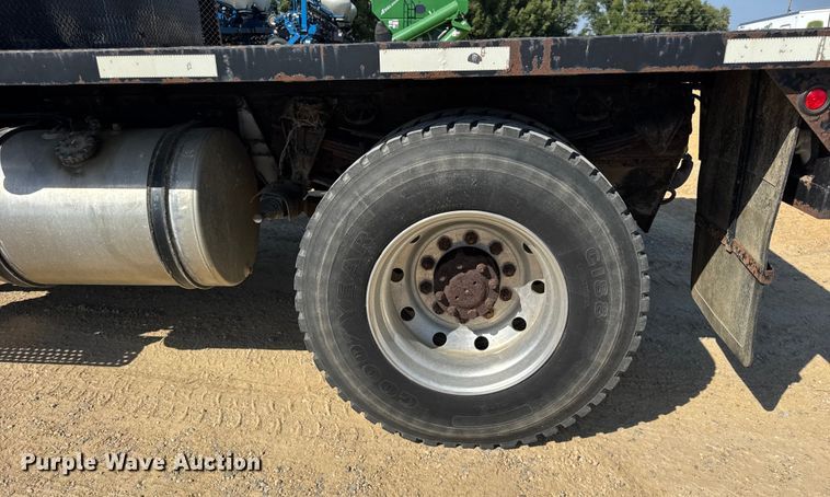 image for item EF2186 1995 International 4800 flatbed truck