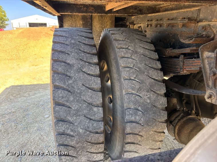 image for item EF2186 1995 International 4800 flatbed truck