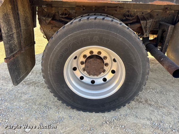 image for item EF2186 1995 International 4800 flatbed truck